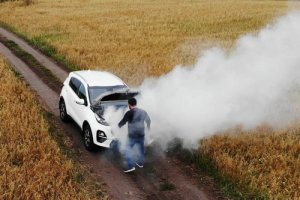 Какие неисправности автомобиля проявляются в жаркую погоду - фото