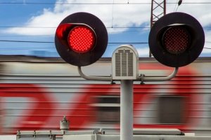 Какой штраф за проезд переезда на красный свет: разбираем опаснейшее нарушение ПДД - фото