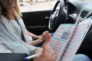 Как лучше подготовиться к сдаче на права - фото