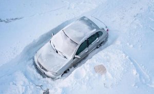 Машина застряла в сугробе. Как выехать и что делать - фото