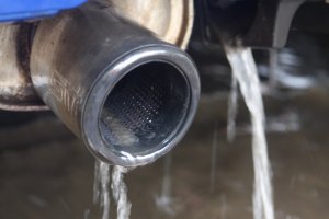 Течет вода из выхлопной трубы: из-за чего это происходит - фото